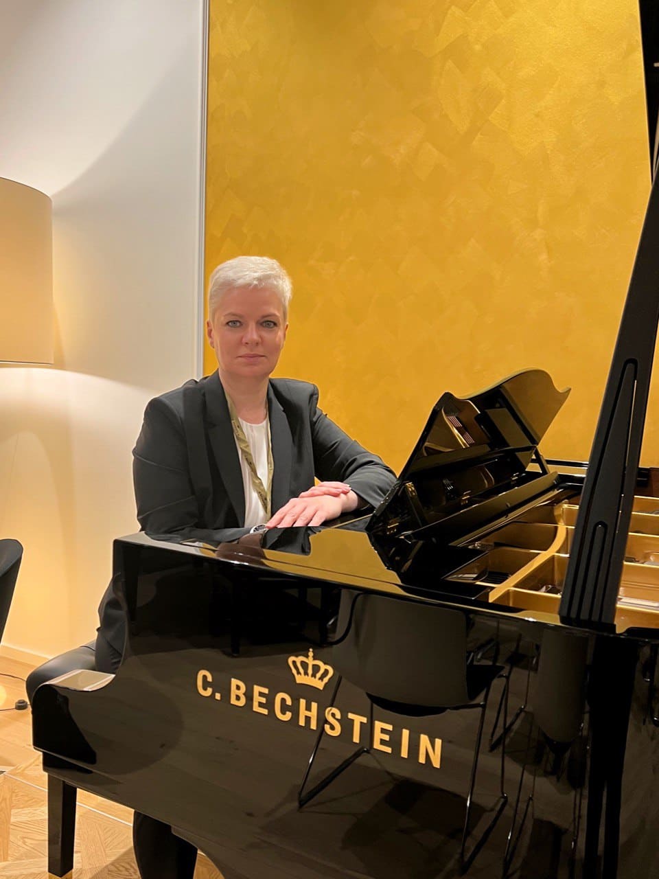 За роялем C. Bechstein