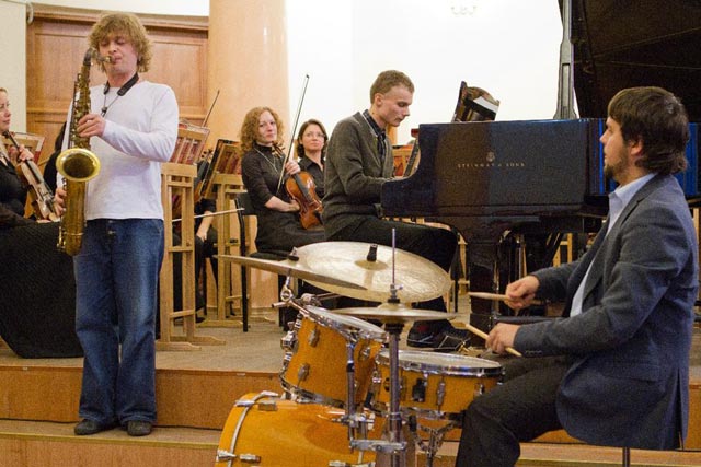 Ансамбль "Show boat" в составе: Евгений Абин (саксофон), Александр Романов (ударные), Артур Ленивенко (рояль)